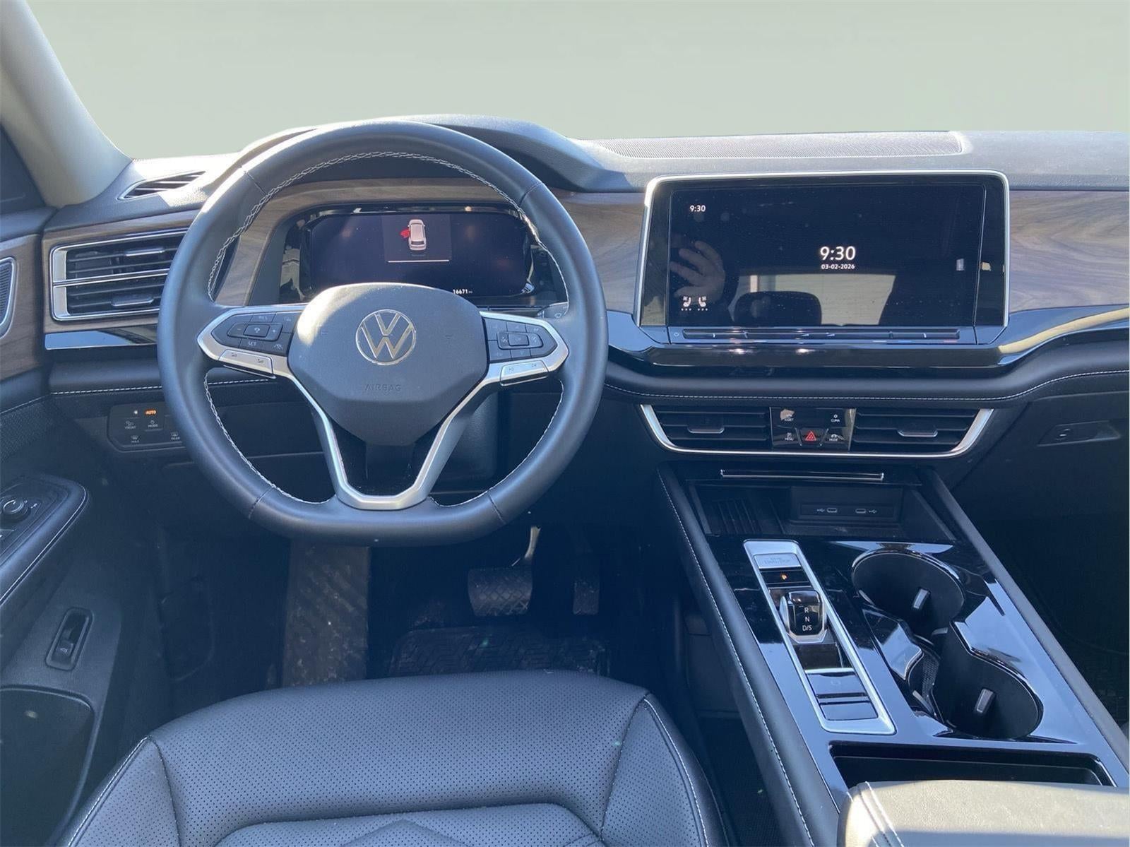 2025 Volkswagen Atlas 2.0T SE w/Technology