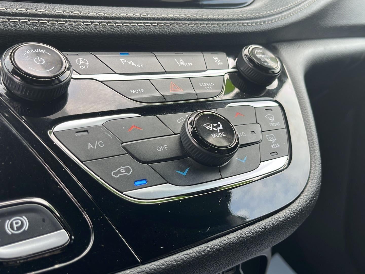 2025 Chrysler Pacifica Select