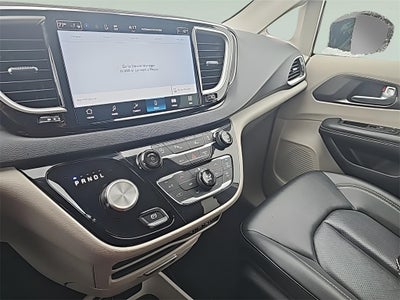 2024 Chrysler Pacifica Touring L Fresh Trade! Remote Start, Power Rear Doors, Power