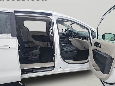 2024 Chrysler Pacifica Touring L Fresh Trade! Remote Start, Power Rear Doors, Power