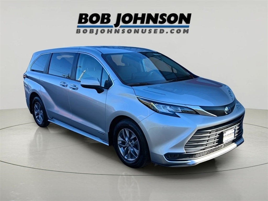 2021 Toyota Sienna LE 8 Passenger
