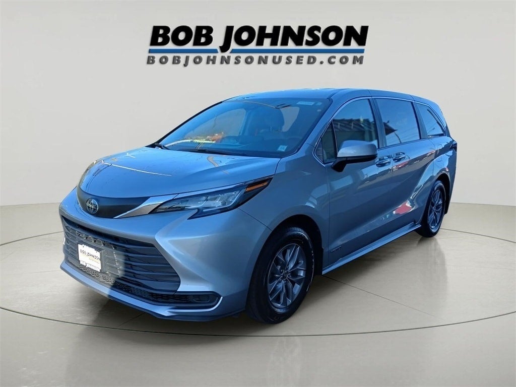 2021 Toyota Sienna LE 8 Passenger